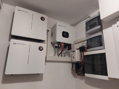 Inversor y baterías de una instalación solar