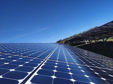 Placas solares con cielo despejado en Andalucía